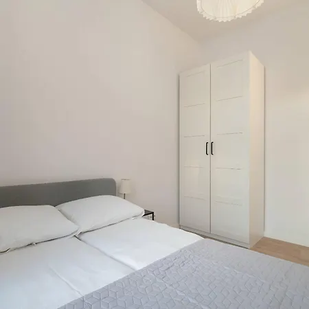 Modern Near Center By Renters Apartamento *
