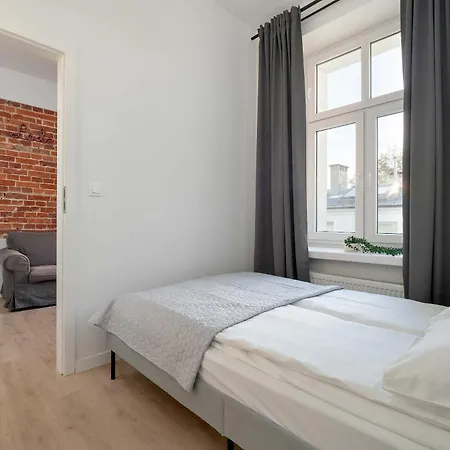 Modern Near Center By Renters Apartamento