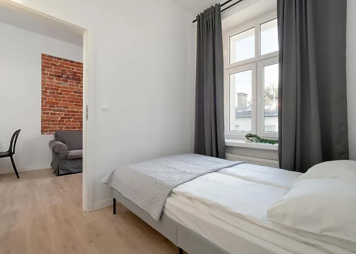 Modern Near Center By Renters Apartamento